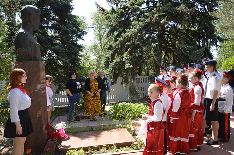 Семикаракорцы приняли участие в праздновании 115-ой годовщины со дня рождения писателя Виталия Закруткина