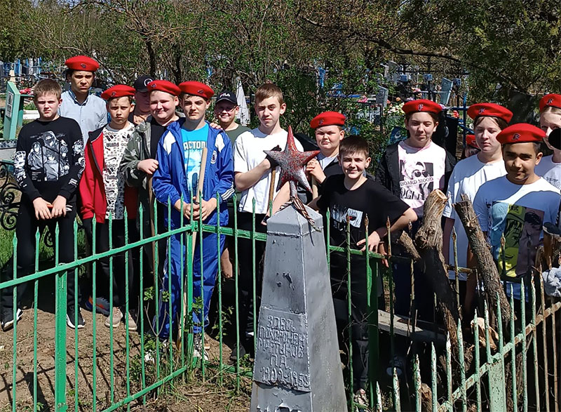 Юные «Патриоты России» - участники акции «Верни герою имя»»